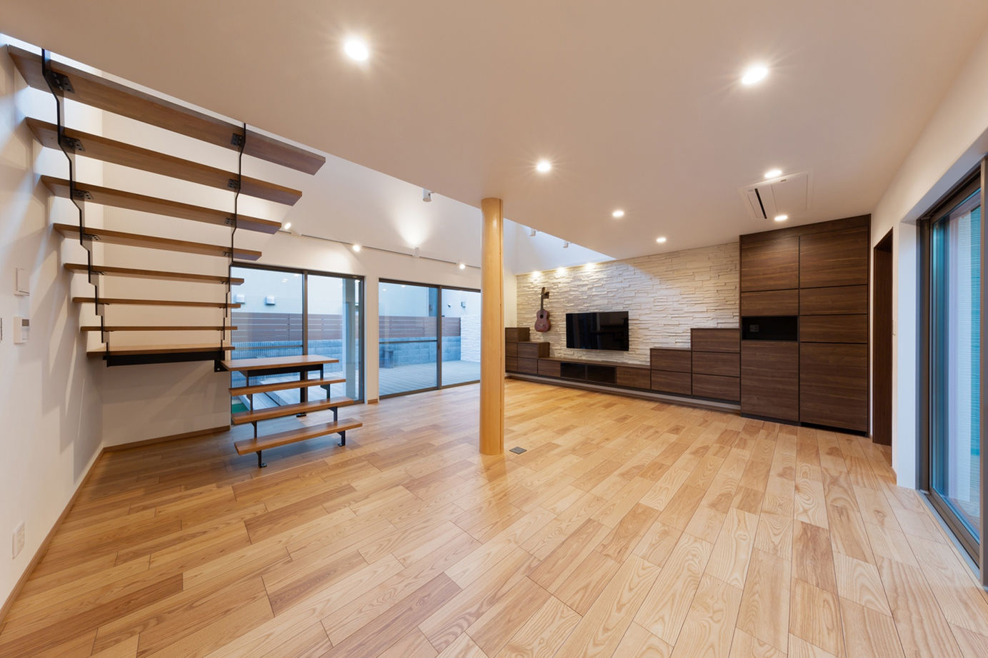 洛斗コーポレーション 【変形地/中庭/吹き抜け】敷地を生かした壮大なプラン。趣向を凝らした鉄骨階段や板張り天井が空間を彩るの建築実例画像3