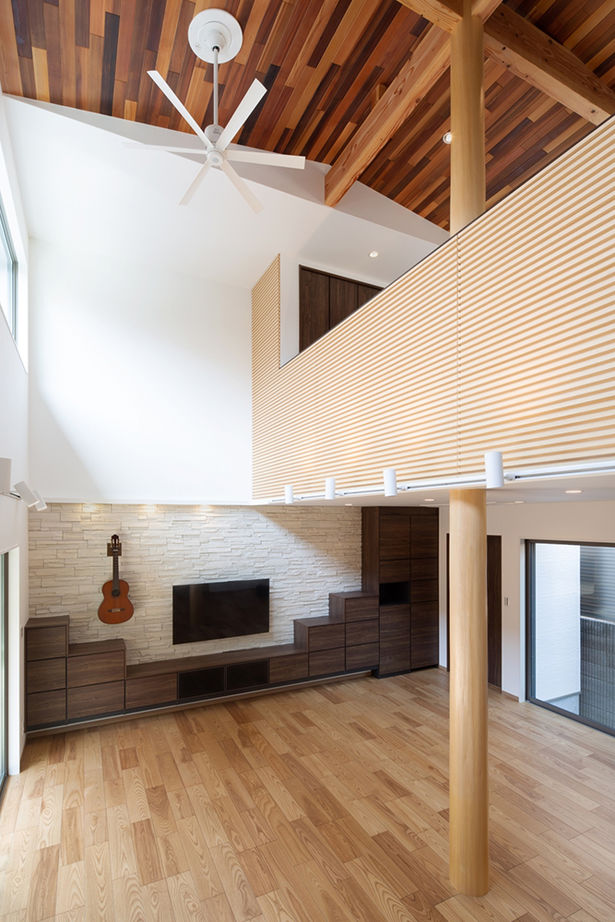 洛斗コーポレーション 【変形地/中庭/吹き抜け】敷地を生かした壮大なプラン。趣向を凝らした鉄骨階段や板張り天井が空間を彩るの建築実例画像4