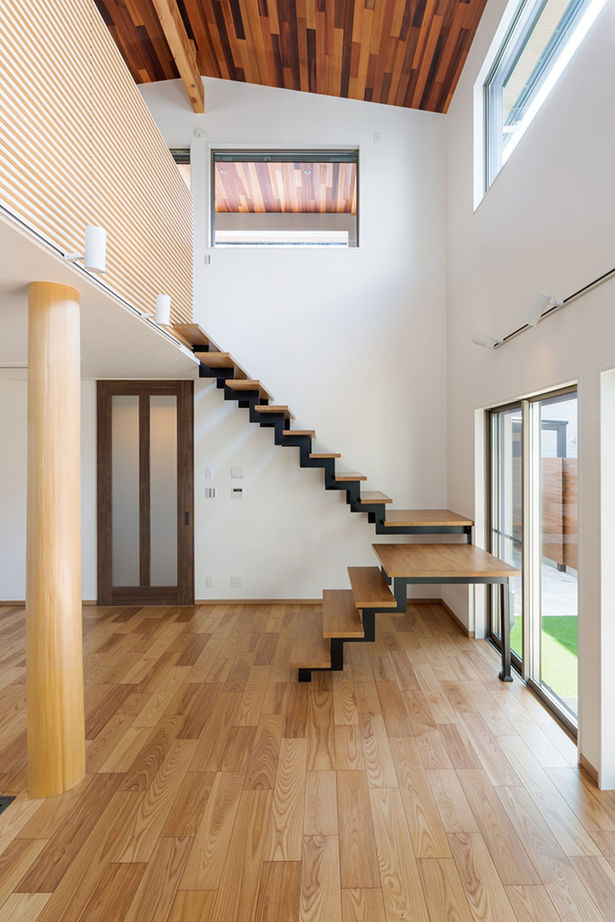 洛斗コーポレーション 【変形地/中庭/吹き抜け】敷地を生かした壮大なプラン。趣向を凝らした鉄骨階段や板張り天井が空間を彩るの建築実例画像5