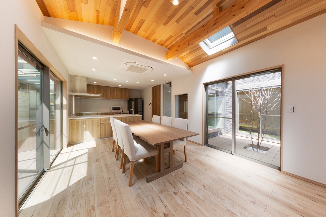 洛斗コーポレーション 【変形地/中庭/吹き抜け】敷地を生かした壮大なプラン。趣向を凝らした鉄骨階段や板張り天井が空間を彩るの建築実例画像6