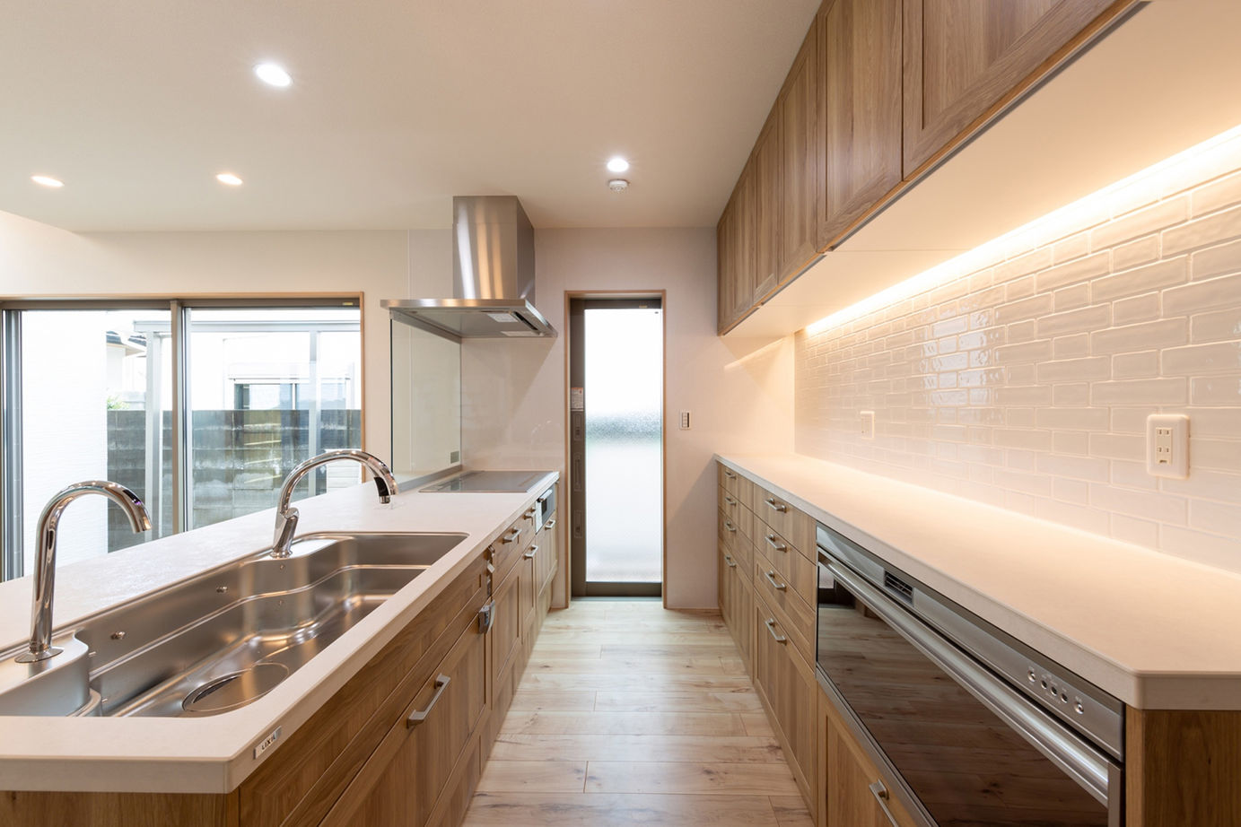 洛斗コーポレーション 【変形地/中庭/吹き抜け】敷地を生かした壮大なプラン。趣向を凝らした鉄骨階段や板張り天井が空間を彩るの建築実例画像7