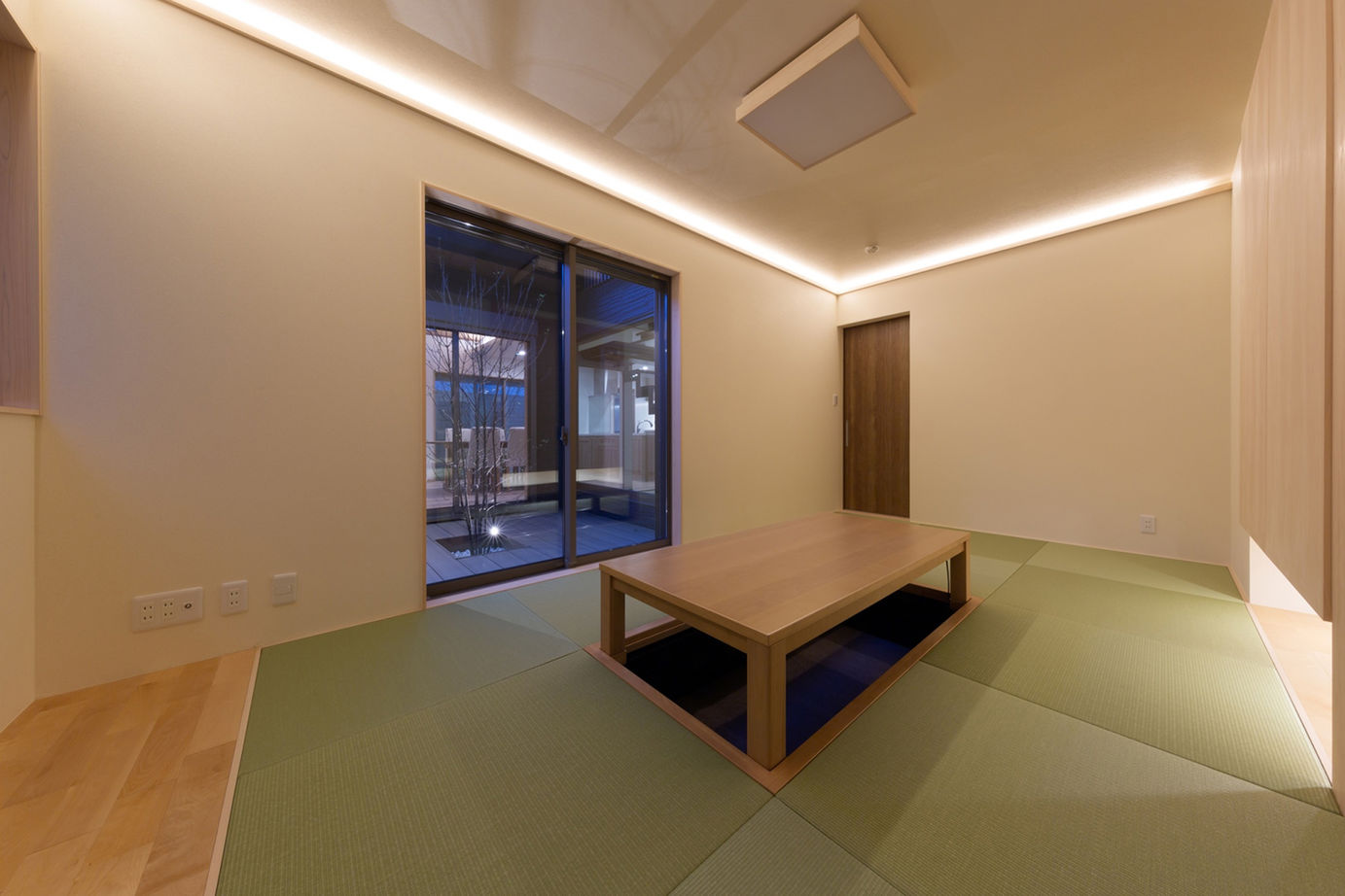 洛斗コーポレーション 【変形地/中庭/吹き抜け】敷地を生かした壮大なプラン。趣向を凝らした鉄骨階段や板張り天井が空間を彩るの建築実例画像8