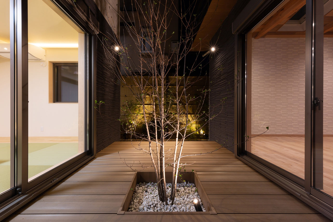 洛斗コーポレーション 【変形地/中庭/吹き抜け】敷地を生かした壮大なプラン。趣向を凝らした鉄骨階段や板張り天井が空間を彩るの建築実例画像10