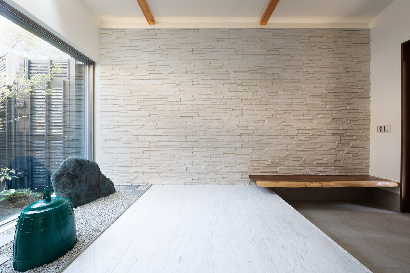 洛斗コーポレーション 【変形地/中庭/吹き抜け】敷地を生かした壮大なプラン。趣向を凝らした鉄骨階段や板張り天井が空間を彩るの建築実例画像11