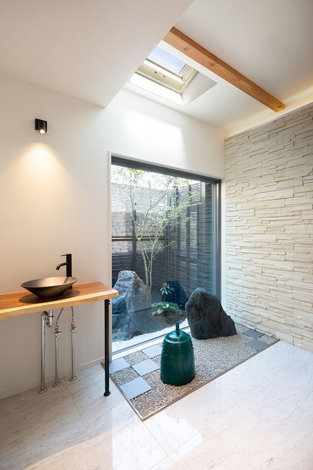 洛斗コーポレーション 【変形地/中庭/吹き抜け】敷地を生かした壮大なプラン。趣向を凝らした鉄骨階段や板張り天井が空間を彩るの建築実例画像12