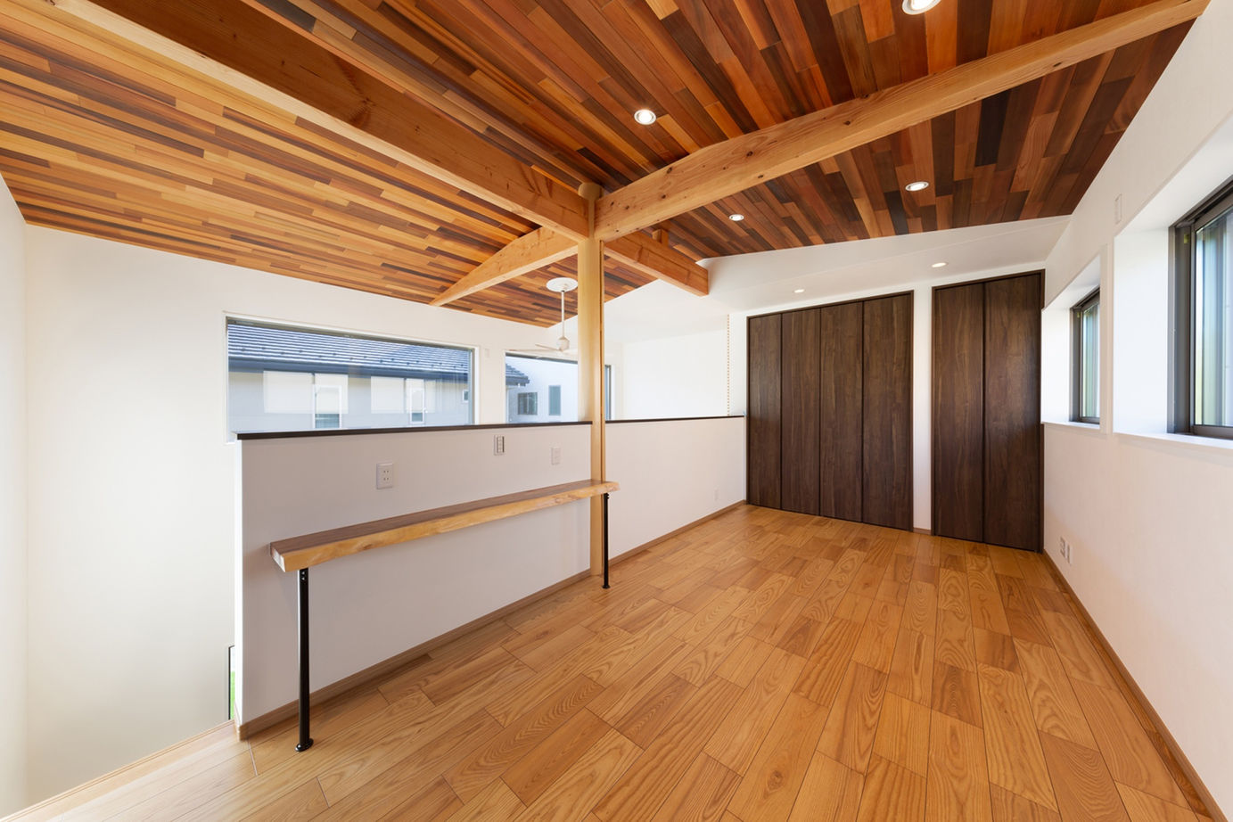 洛斗コーポレーション 【変形地/中庭/吹き抜け】敷地を生かした壮大なプラン。趣向を凝らした鉄骨階段や板張り天井が空間を彩るの建築実例画像13