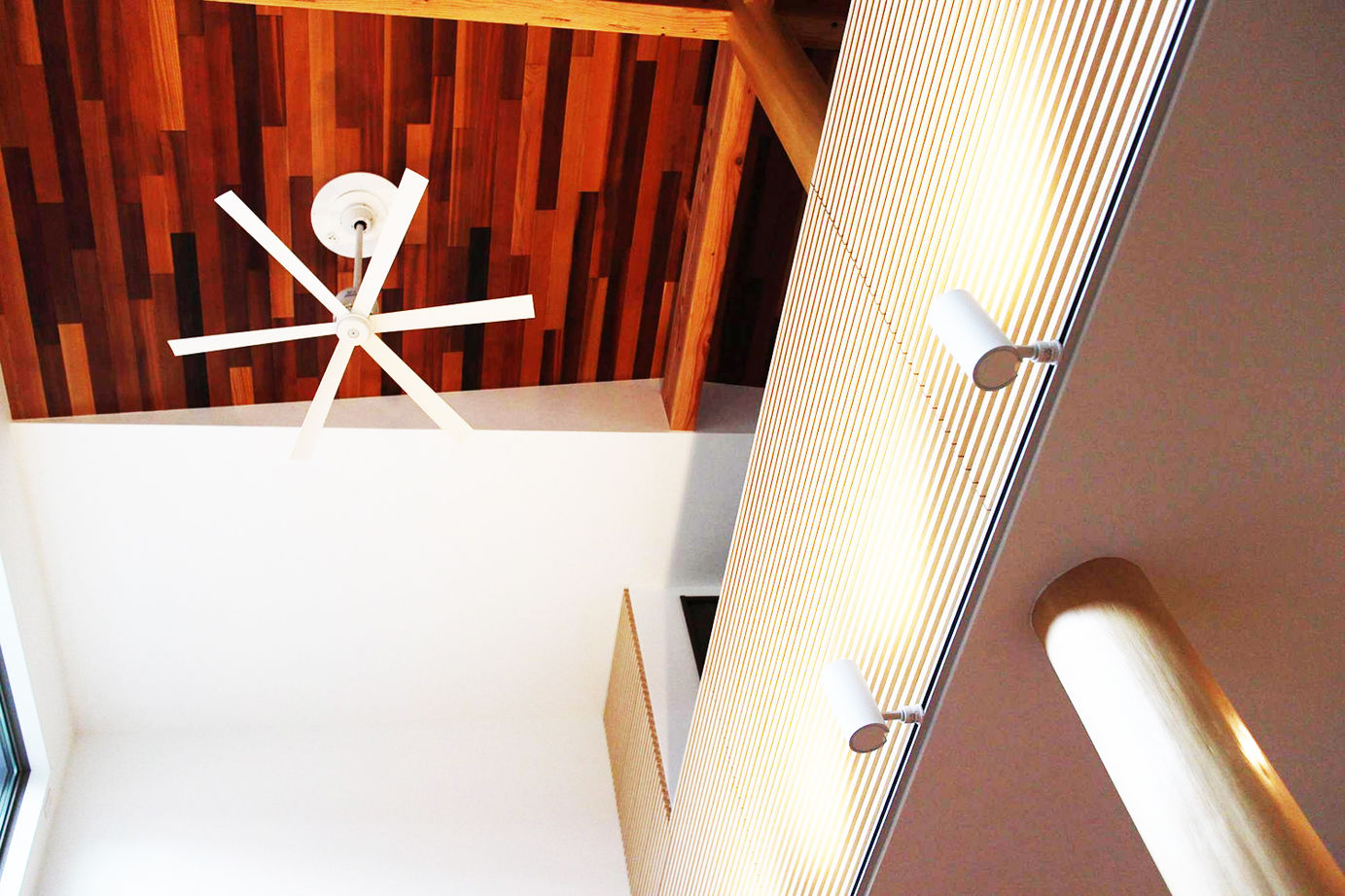 洛斗コーポレーション 【変形地/中庭/吹き抜け】敷地を生かした壮大なプラン。趣向を凝らした鉄骨階段や板張り天井が空間を彩るの建築実例画像14