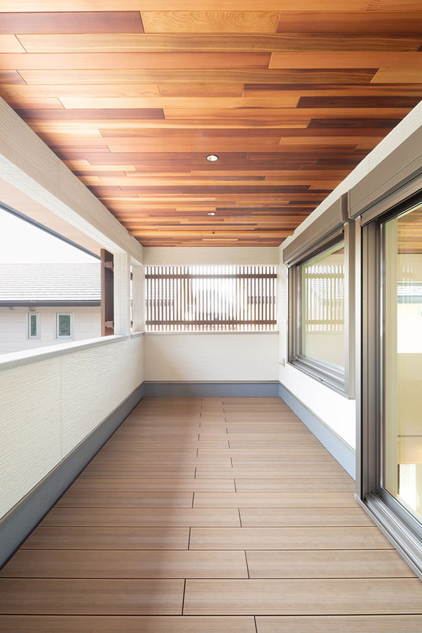 洛斗コーポレーション 【変形地/中庭/吹き抜け】敷地を生かした壮大なプラン。趣向を凝らした鉄骨階段や板張り天井が空間を彩るの建築実例画像15