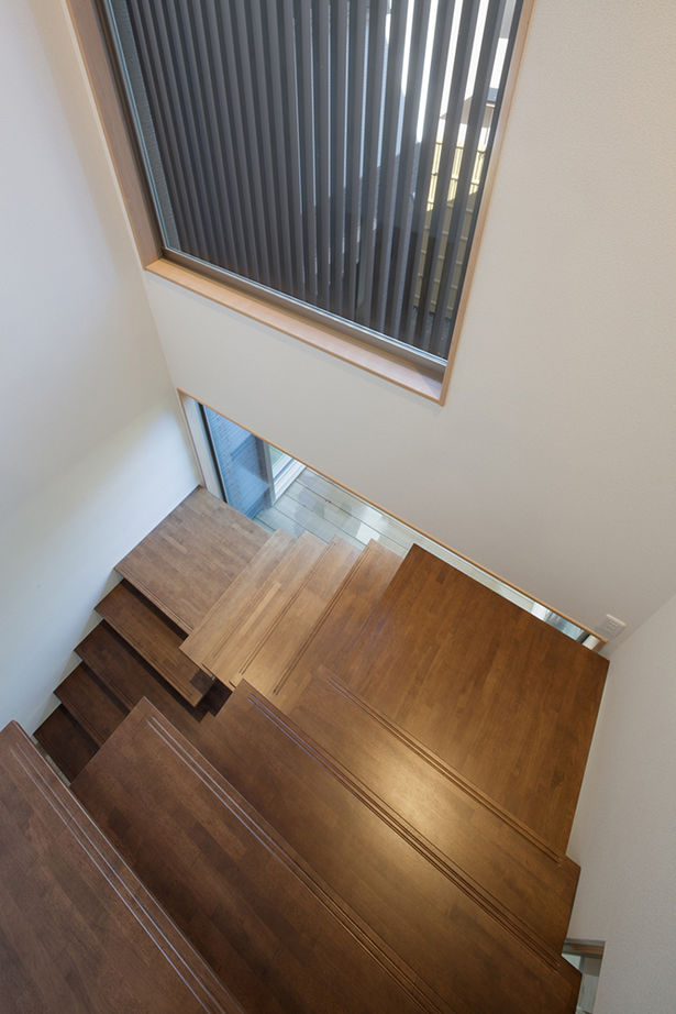 洛斗コーポレーション 【変形地/中庭/吹き抜け】敷地を生かした壮大なプラン。趣向を凝らした鉄骨階段や板張り天井が空間を彩るの建築実例画像16