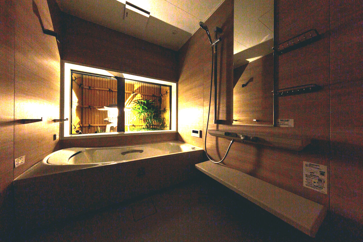 洛斗コーポレーション 【変形地/中庭/吹き抜け】敷地を生かした壮大なプラン。趣向を凝らした鉄骨階段や板張り天井が空間を彩るの建築実例画像17