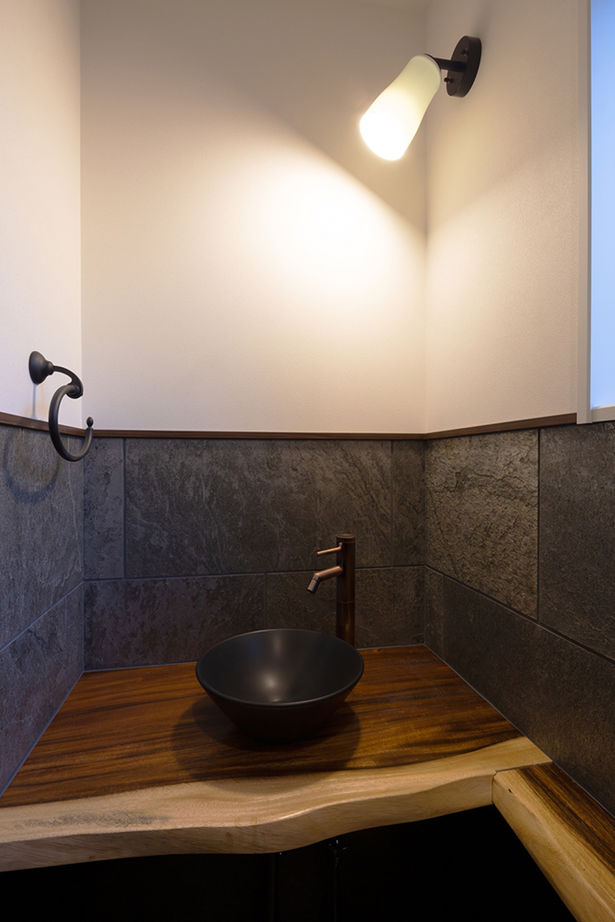 洛斗コーポレーション 【変形地/中庭/吹き抜け】敷地を生かした壮大なプラン。趣向を凝らした鉄骨階段や板張り天井が空間を彩るの建築実例画像18