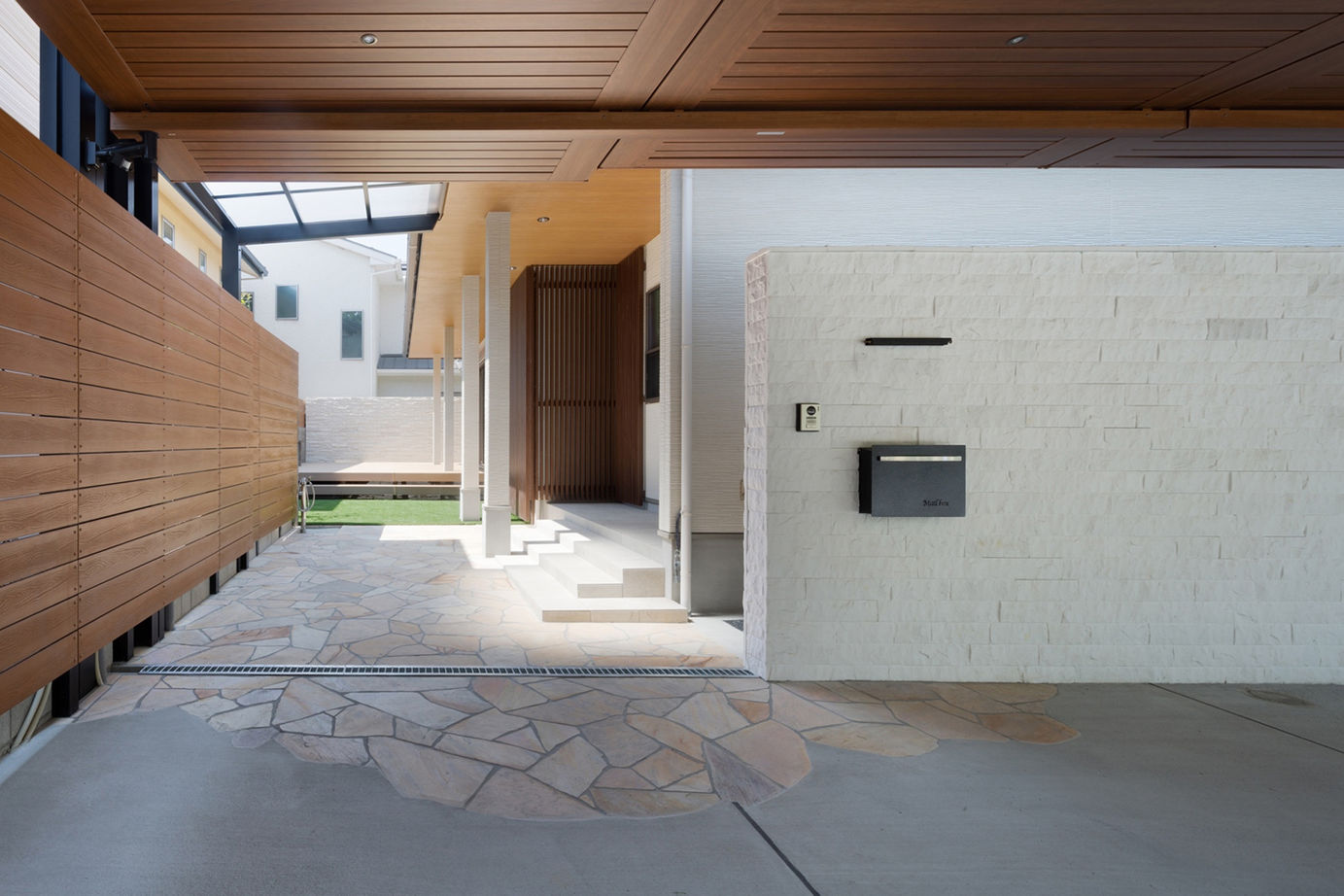 洛斗コーポレーション 【変形地/中庭/吹き抜け】敷地を生かした壮大なプラン。趣向を凝らした鉄骨階段や板張り天井が空間を彩るの建築実例画像20