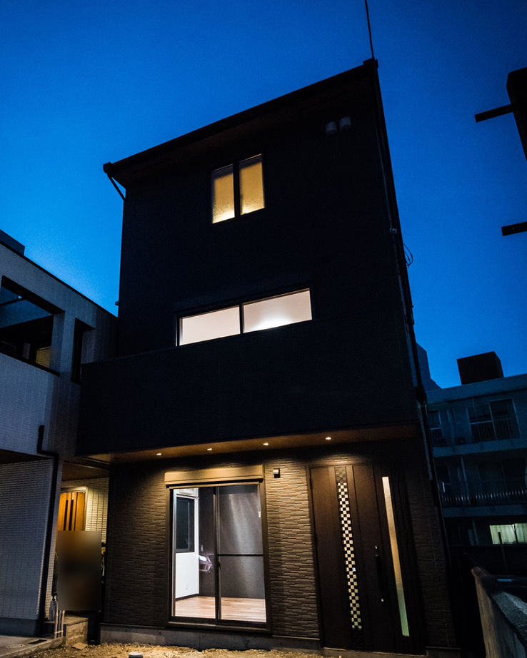 洛斗コーポレーション 【狭小地/3階建て/防音室】限られたスペースを活用し、音楽など趣味を楽しめるシックモダンな家づくりの建築実例画像2