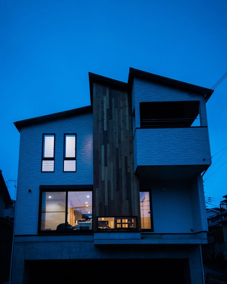 洛斗コーポレーション 【6人家族/子育て/家事ラク】暮らしやすい間取りや収納の工夫と、洗練されたデザインを両立させた住まいの建築実例画像2