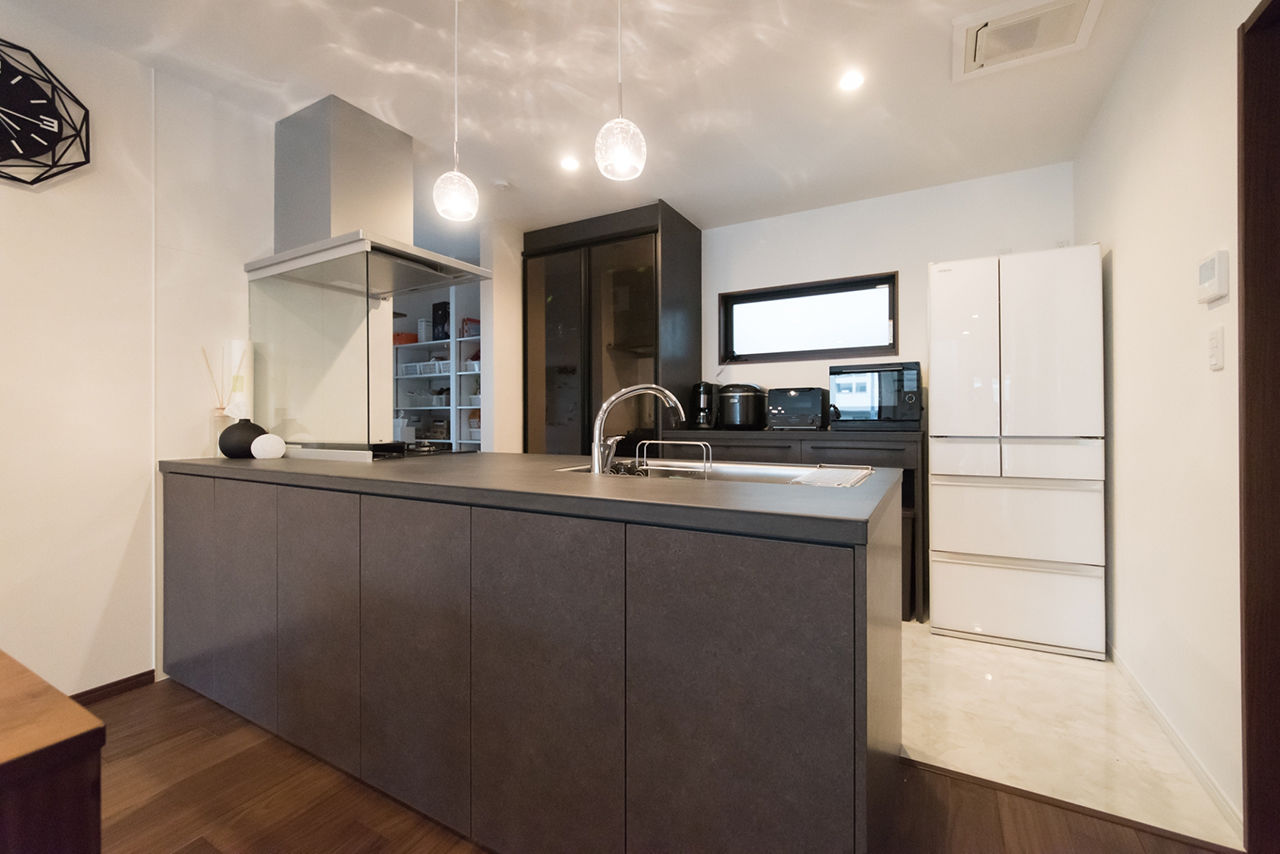 洛斗コーポレーション 【6人家族/子育て/家事ラク】暮らしやすい間取りや収納の工夫と、洗練されたデザインを両立させた住まいの建築実例画像4