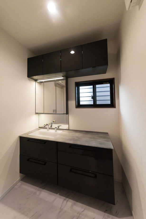 洛斗コーポレーション 【6人家族/子育て/家事ラク】暮らしやすい間取りや収納の工夫と、洗練されたデザインを両立させた住まいの建築実例画像9