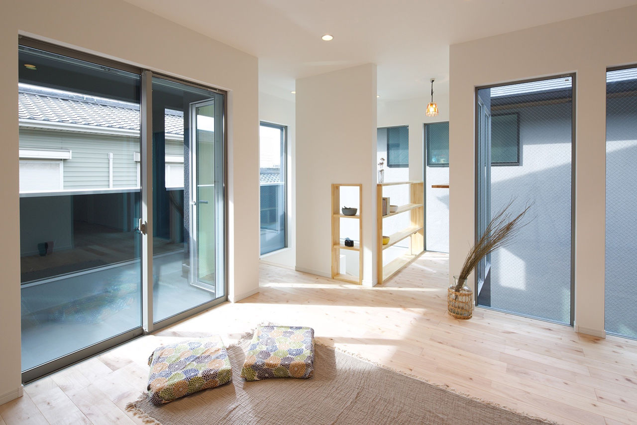 洛斗コーポレーション 【中庭/2階リビング/自然素材/子育て動線】北向き敷地でも光たっぷり。LDKに続く子ども部屋もポイントの建築実例画像