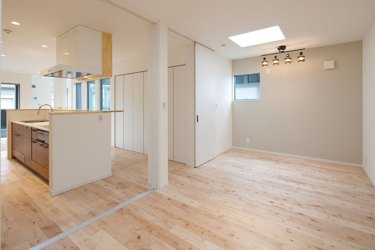 洛斗コーポレーション 【中庭/2階リビング/自然素材/子育て動線】北向き敷地でも光たっぷり。LDKに続く子ども部屋もポイントの建築実例画像3