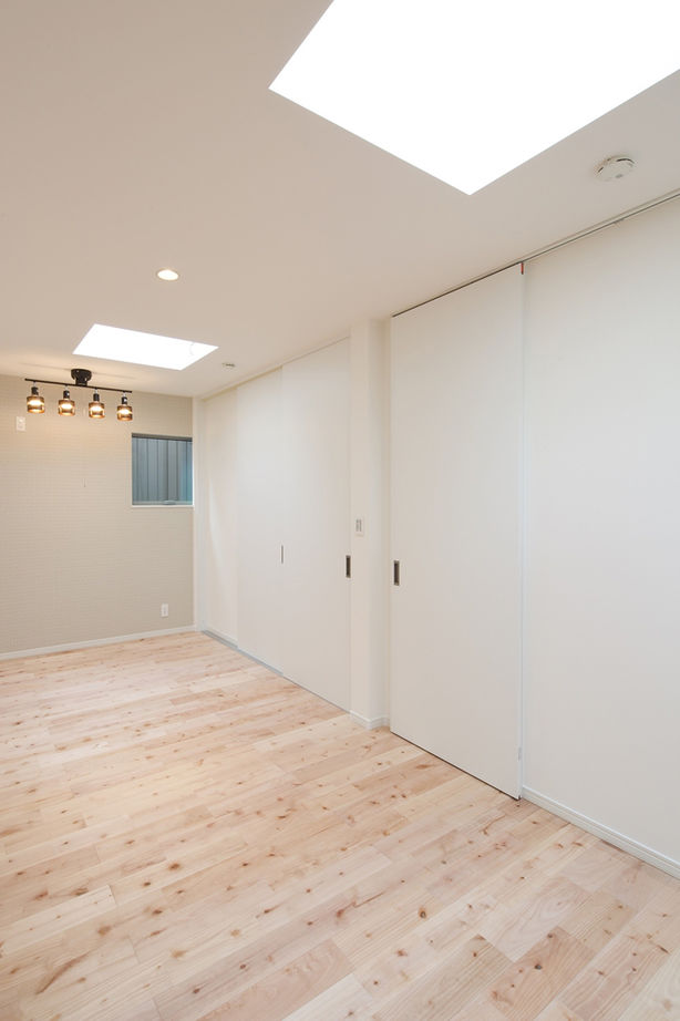 洛斗コーポレーション 【中庭/2階リビング/自然素材/子育て動線】北向き敷地でも光たっぷり。LDKに続く子ども部屋もポイントの建築実例画像4