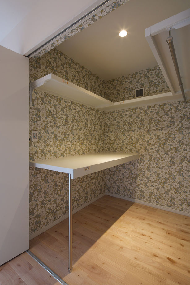 洛斗コーポレーション 【中庭/2階リビング/自然素材/子育て動線】北向き敷地でも光たっぷり。LDKに続く子ども部屋もポイントの建築実例画像8