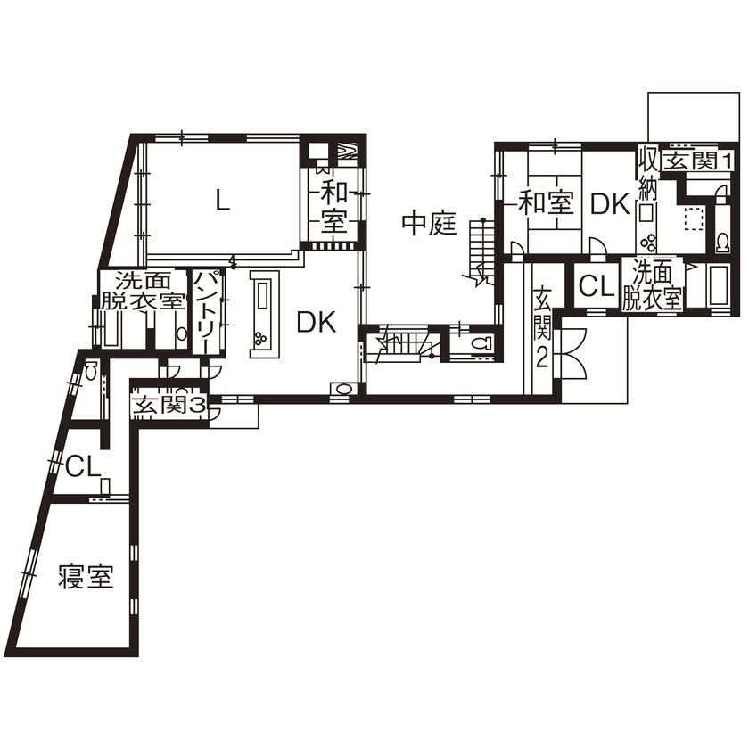 洛斗コーポレーション 【変形地/京都市/間取り図有】中庭を生かした2世帯住宅。部屋ごとに多彩なデザインで、家族も愛犬も快適にの間取り図（5LDK+1DK）1階