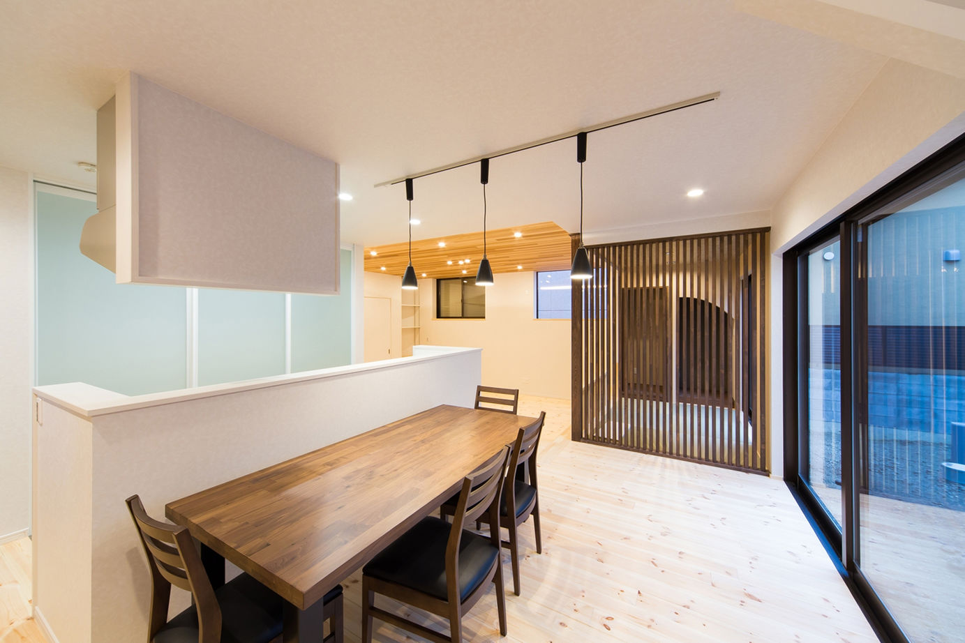 洛斗コーポレーション 【変形地/京都市/間取り図有】中庭を生かした2世帯住宅。部屋ごとに多彩なデザインで、家族も愛犬も快適にの建築実例画像3