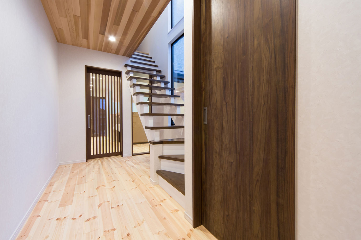 洛斗コーポレーション 【変形地/京都市/間取り図有】中庭を生かした2世帯住宅。部屋ごとに多彩なデザインで、家族も愛犬も快適にの建築実例画像6