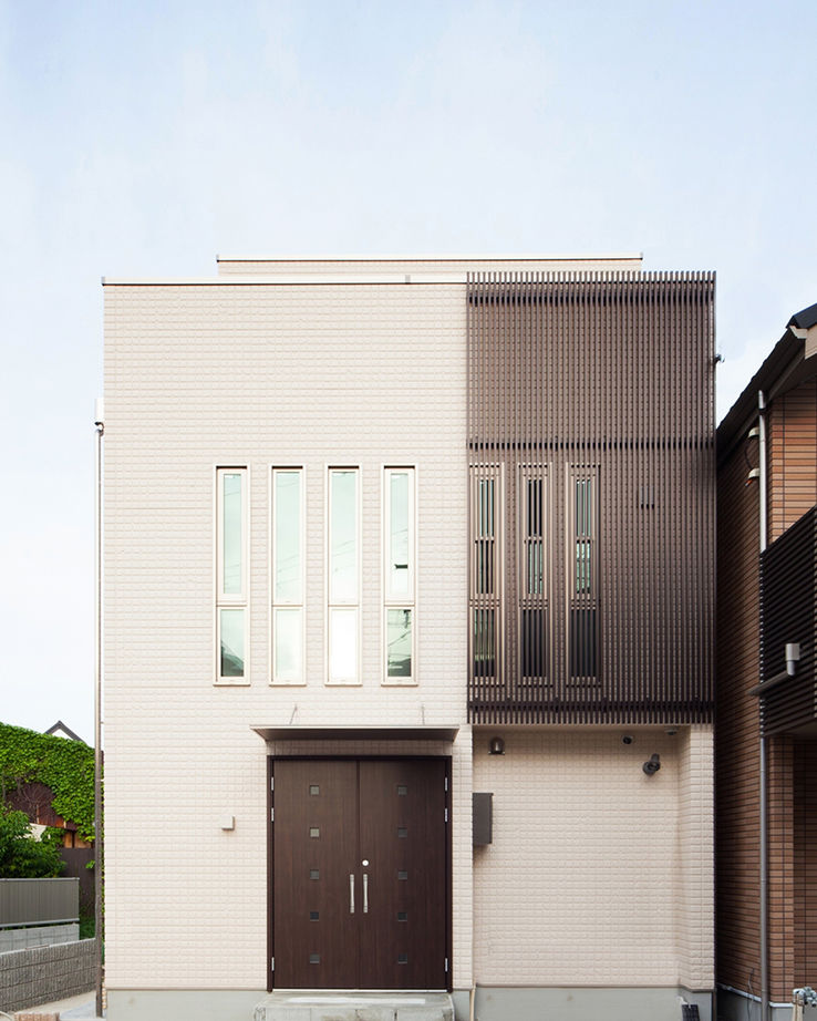 洛斗コーポレーション 【京都市/採光/収納たっぷり】縦長の窓が外観を彩り、光をデザインする。モダンテイストの3階建ての建築実例画像1