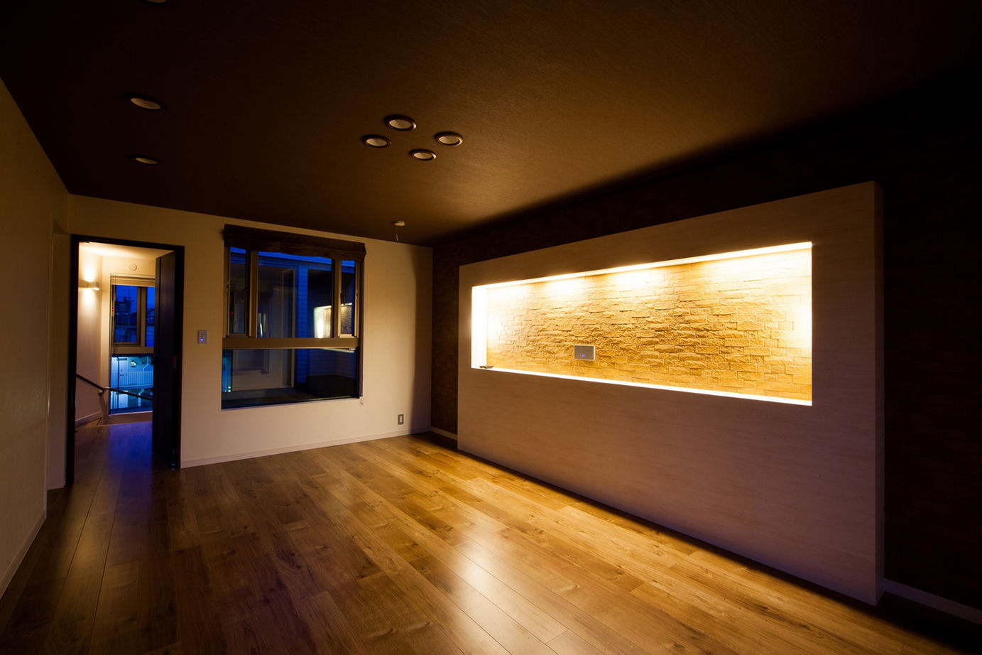 洛斗コーポレーション 【京都市/採光/収納たっぷり】縦長の窓が外観を彩り、光をデザインする。モダンテイストの3階建ての建築実例画像2