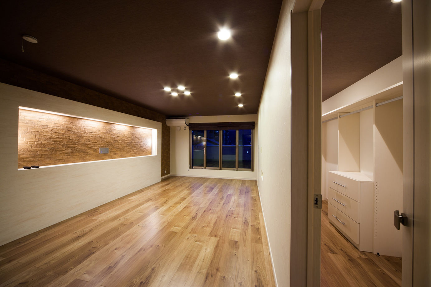 洛斗コーポレーション 【京都市/採光/収納たっぷり】縦長の窓が外観を彩り、光をデザインする。モダンテイストの3階建ての建築実例画像3