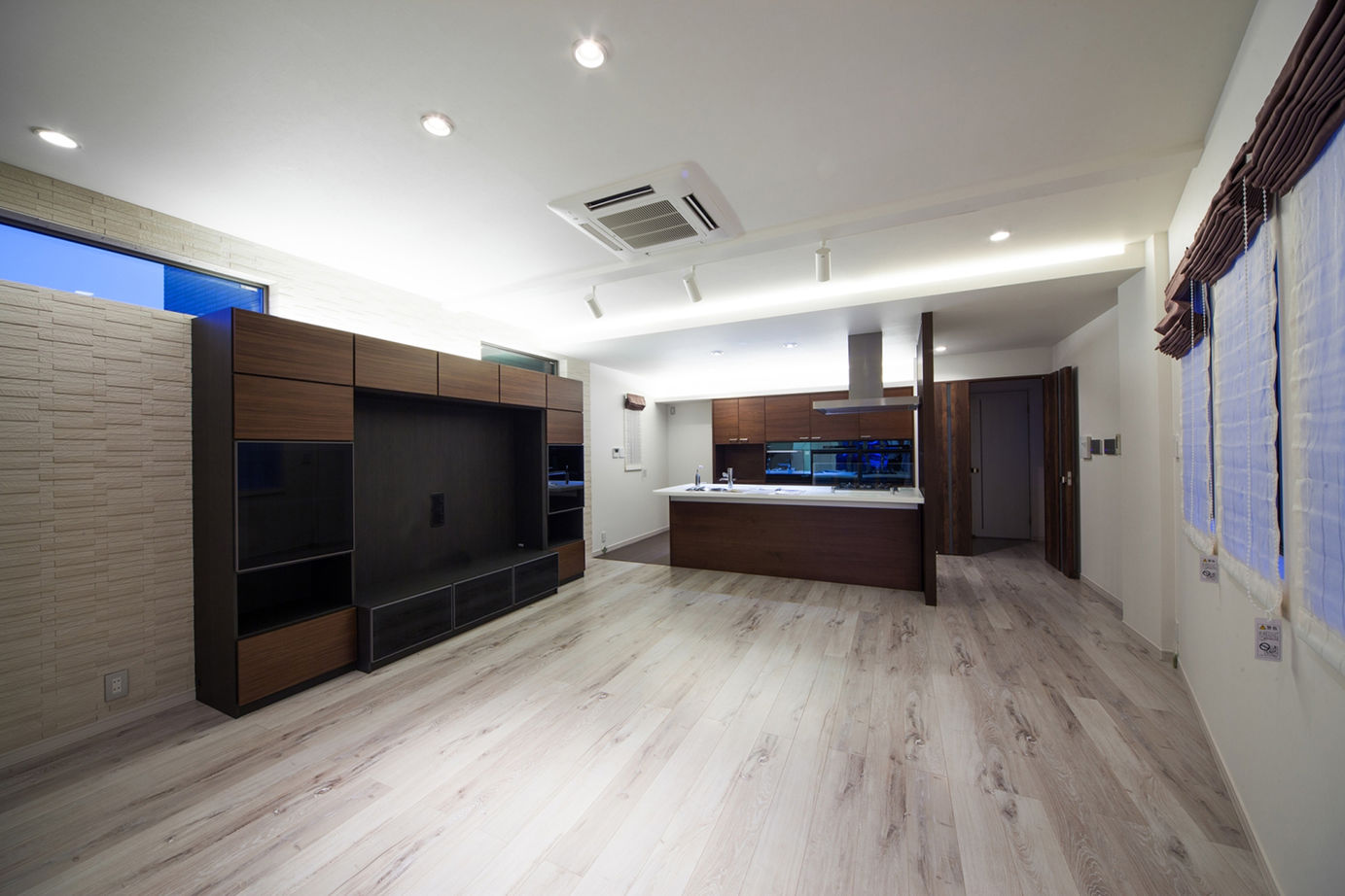 洛斗コーポレーション 【京都市/採光/収納たっぷり】縦長の窓が外観を彩り、光をデザインする。モダンテイストの3階建ての建築実例画像4