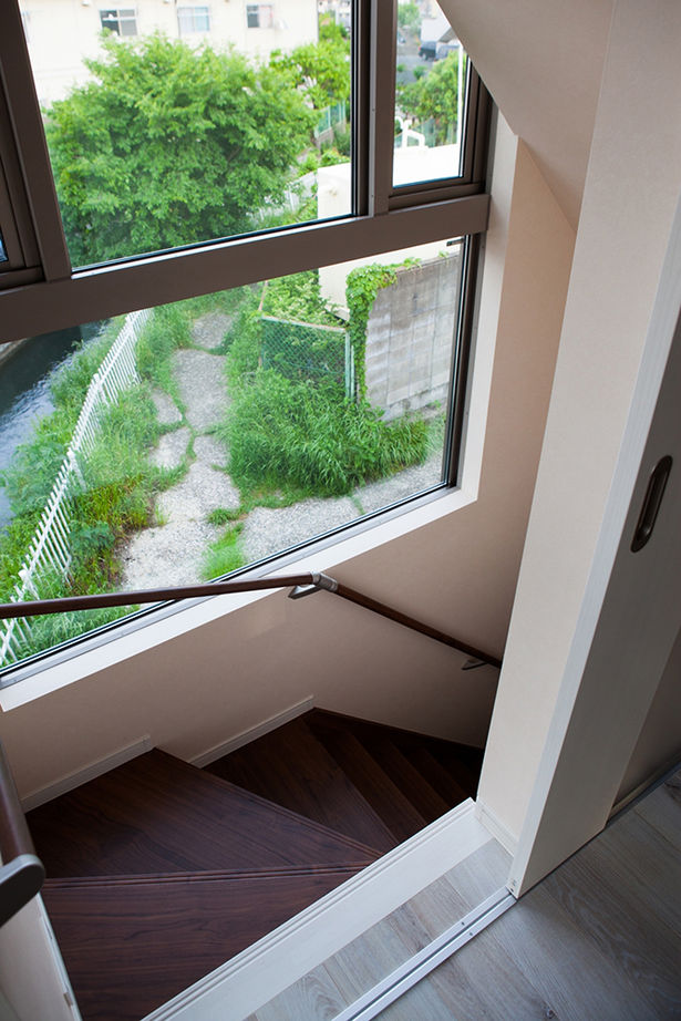 洛斗コーポレーション 【京都市/採光/収納たっぷり】縦長の窓が外観を彩り、光をデザインする。モダンテイストの3階建ての建築実例画像5