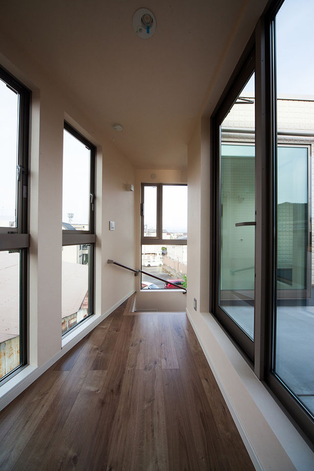 洛斗コーポレーション 【京都市/採光/収納たっぷり】縦長の窓が外観を彩り、光をデザインする。モダンテイストの3階建ての建築実例画像6
