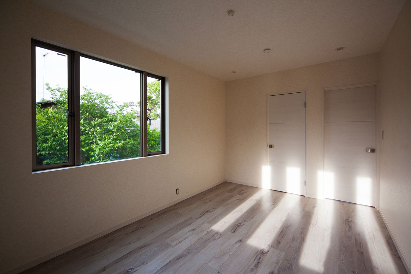 洛斗コーポレーション 【京都市/採光/収納たっぷり】縦長の窓が外観を彩り、光をデザインする。モダンテイストの3階建ての建築実例画像7