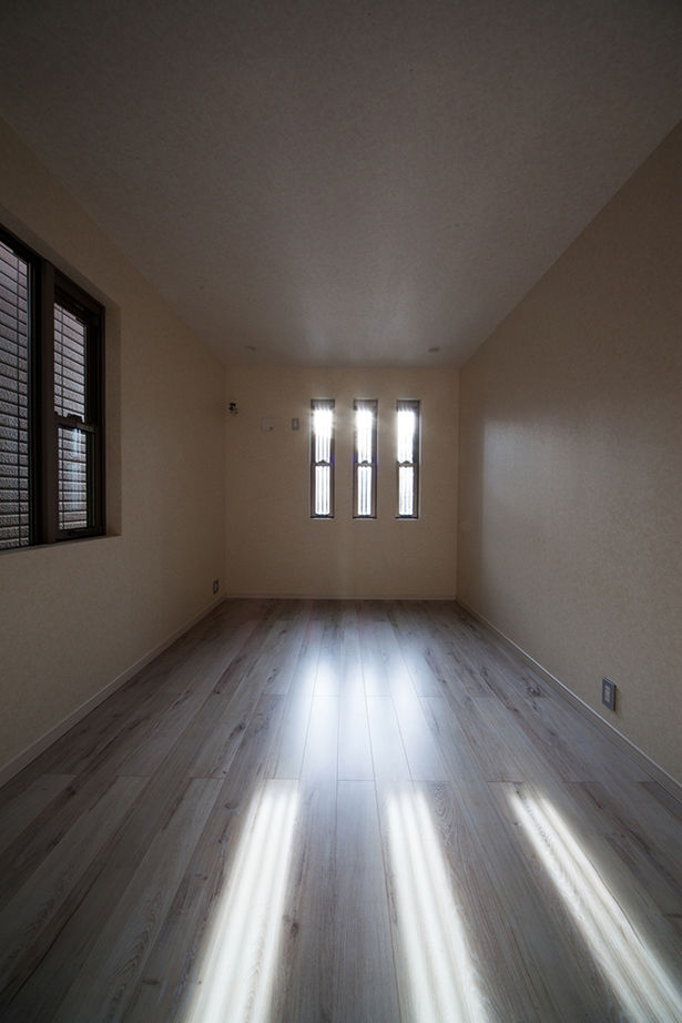 洛斗コーポレーション 【京都市/採光/収納たっぷり】縦長の窓が外観を彩り、光をデザインする。モダンテイストの3階建ての建築実例画像8