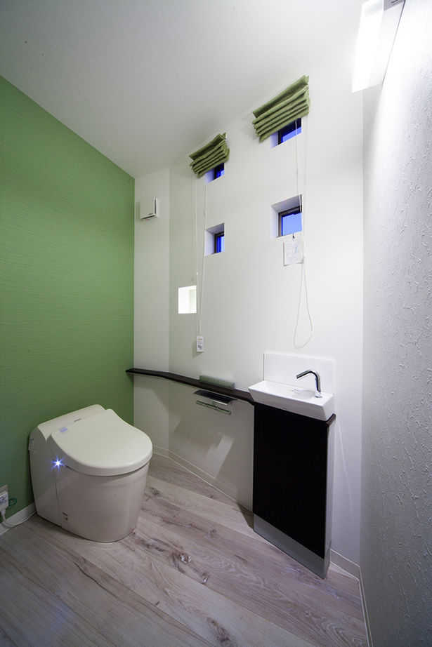 洛斗コーポレーション 【京都市/採光/収納たっぷり】縦長の窓が外観を彩り、光をデザインする。モダンテイストの3階建ての建築実例画像10