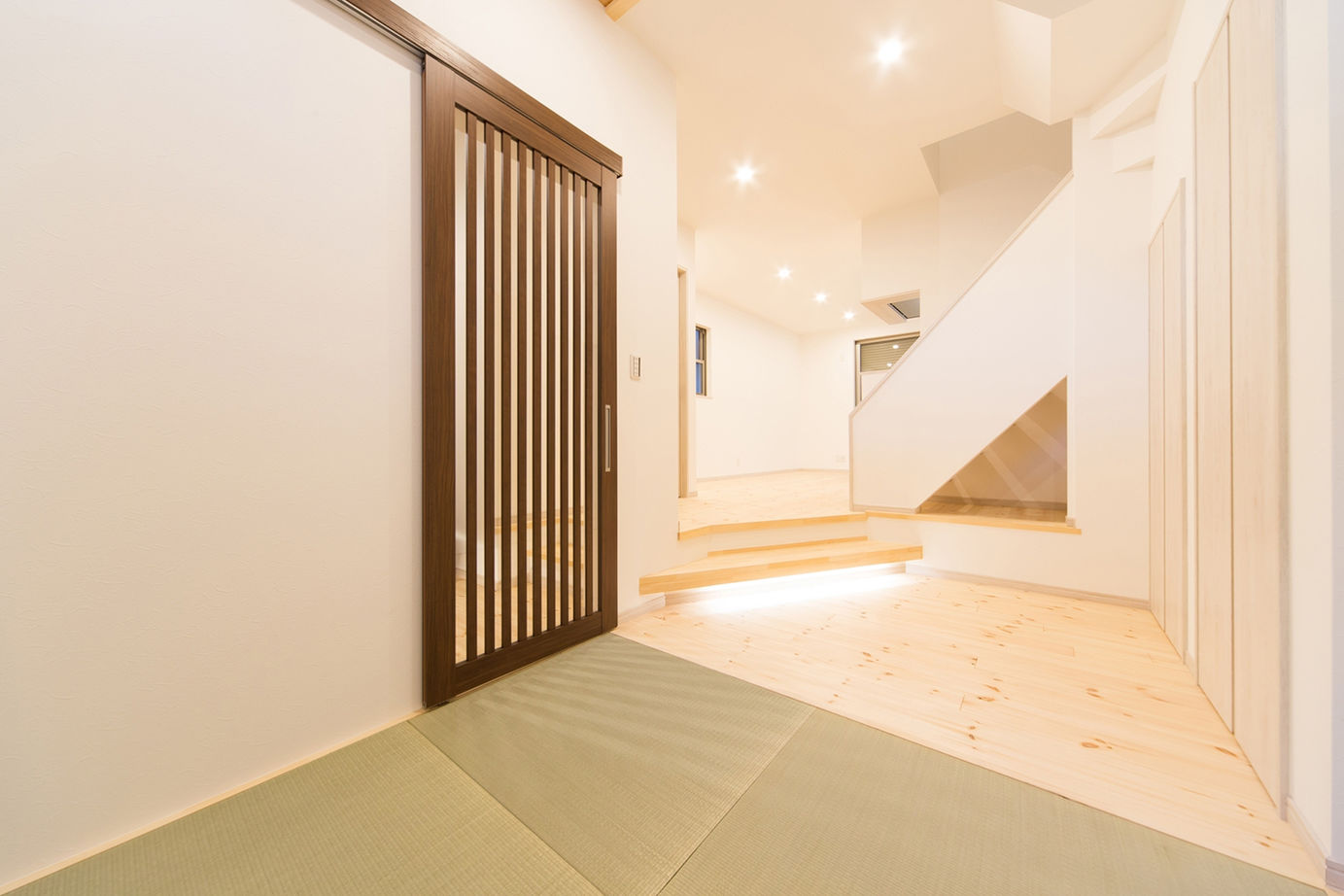 洛斗コーポレーション 【京都市/24.7坪/1000万円台/吹き抜け】狭小地約25坪の敷地を有効活用。コンパクトな家を楽しく住みこなすの建築実例画像2