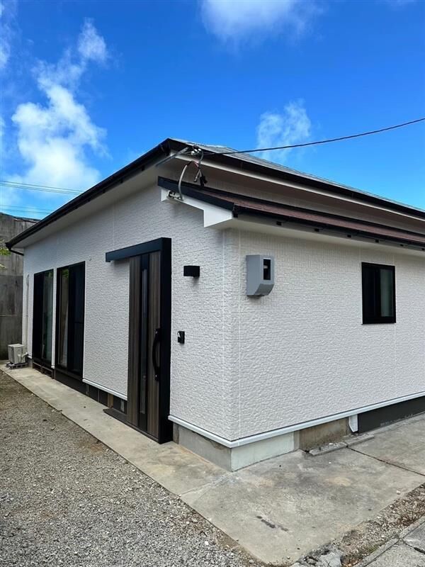 洛斗コーポレーション 【平屋・和モダン・沖縄】太い梁を見せた古民家風のLDK。高天井の開放感も満喫するの建築実例画像2