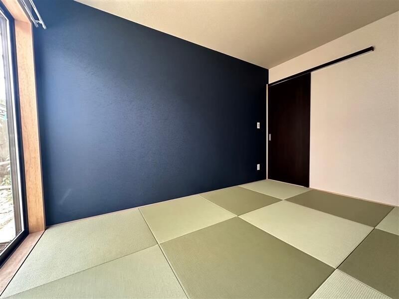 洛斗コーポレーション 【平屋・和モダン・沖縄】太い梁を見せた古民家風のLDK。高天井の開放感も満喫するの建築実例画像3