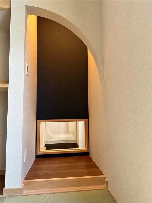 洛斗コーポレーション 【平屋・和モダン・沖縄】太い梁を見せた古民家風のLDK。高天井の開放感も満喫するの建築実例画像4