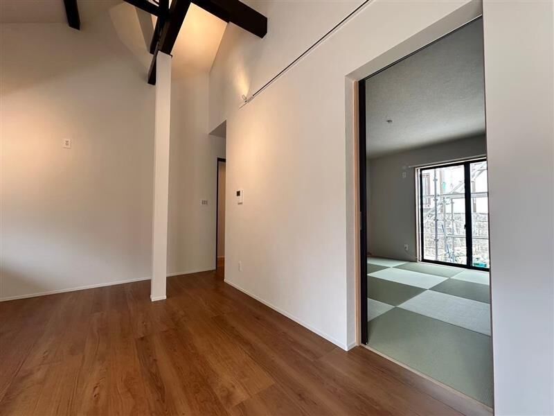 洛斗コーポレーション 【平屋・和モダン・沖縄】太い梁を見せた古民家風のLDK。高天井の開放感も満喫するの建築実例画像5