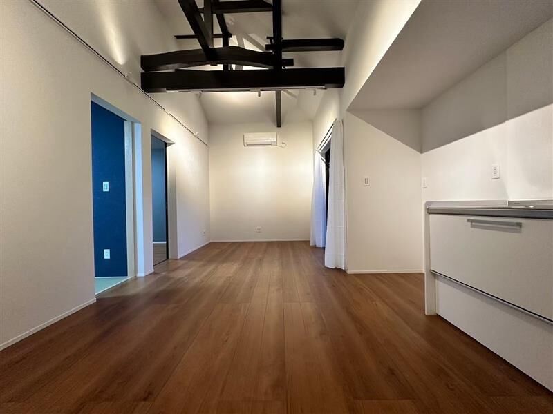 洛斗コーポレーション 【平屋・和モダン・沖縄】太い梁を見せた古民家風のLDK。高天井の開放感も満喫するの建築実例画像6