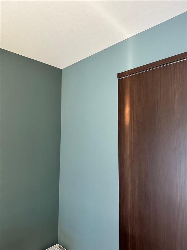 洛斗コーポレーション 【平屋・和モダン・沖縄】太い梁を見せた古民家風のLDK。高天井の開放感も満喫するの建築実例画像7