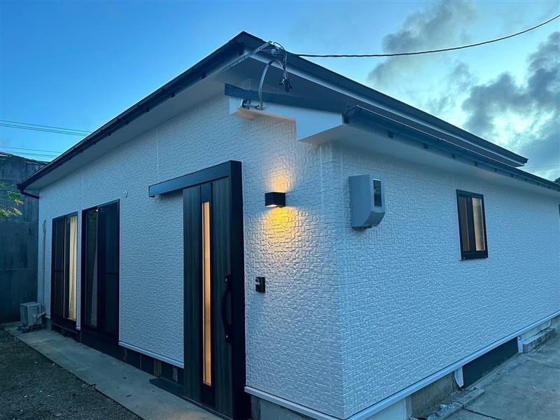 洛斗コーポレーション 【平屋・和モダン・沖縄】太い梁を見せた古民家風のLDK。高天井の開放感も満喫するの建築実例画像8