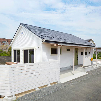 ヴィーヴル 【平屋×ドライウォール工法×5人で暮らす】輸入住宅がモチーフ、愛着が深まる自然素材の平屋の建築実例画像2