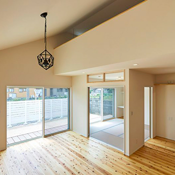 ヴィーヴル 【平屋×ドライウォール工法×5人で暮らす】輸入住宅がモチーフ、愛着が深まる自然素材の平屋の建築実例画像3