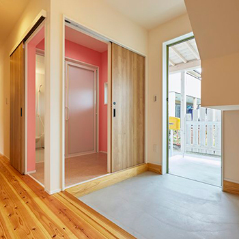 ヴィーヴル 【平屋×ドライウォール工法×5人で暮らす】輸入住宅がモチーフ、愛着が深まる自然素材の平屋の建築実例画像4