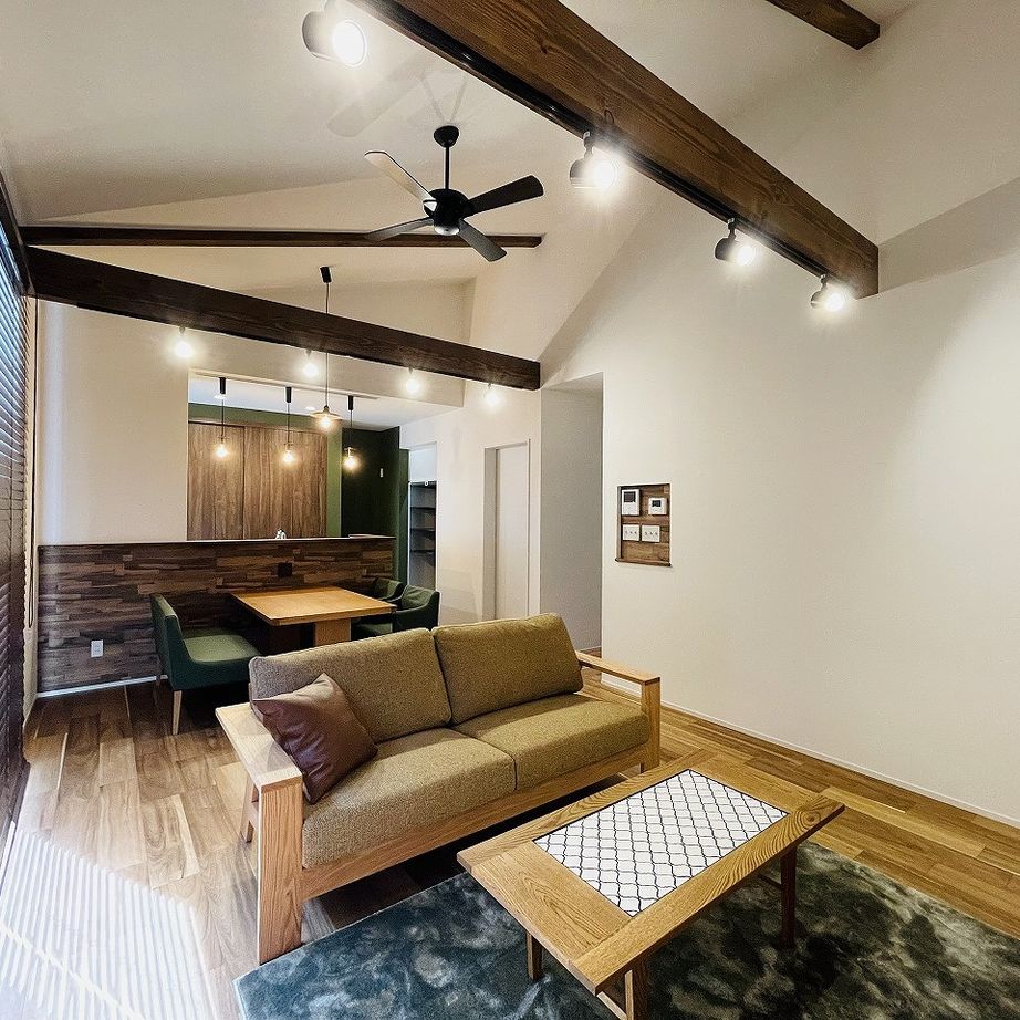 ヴィーヴル 【愛知県×平屋】アメリカンスタイルの平屋。夫婦二人で暮らすガレージのあるオシャレな家の建築実例画像2