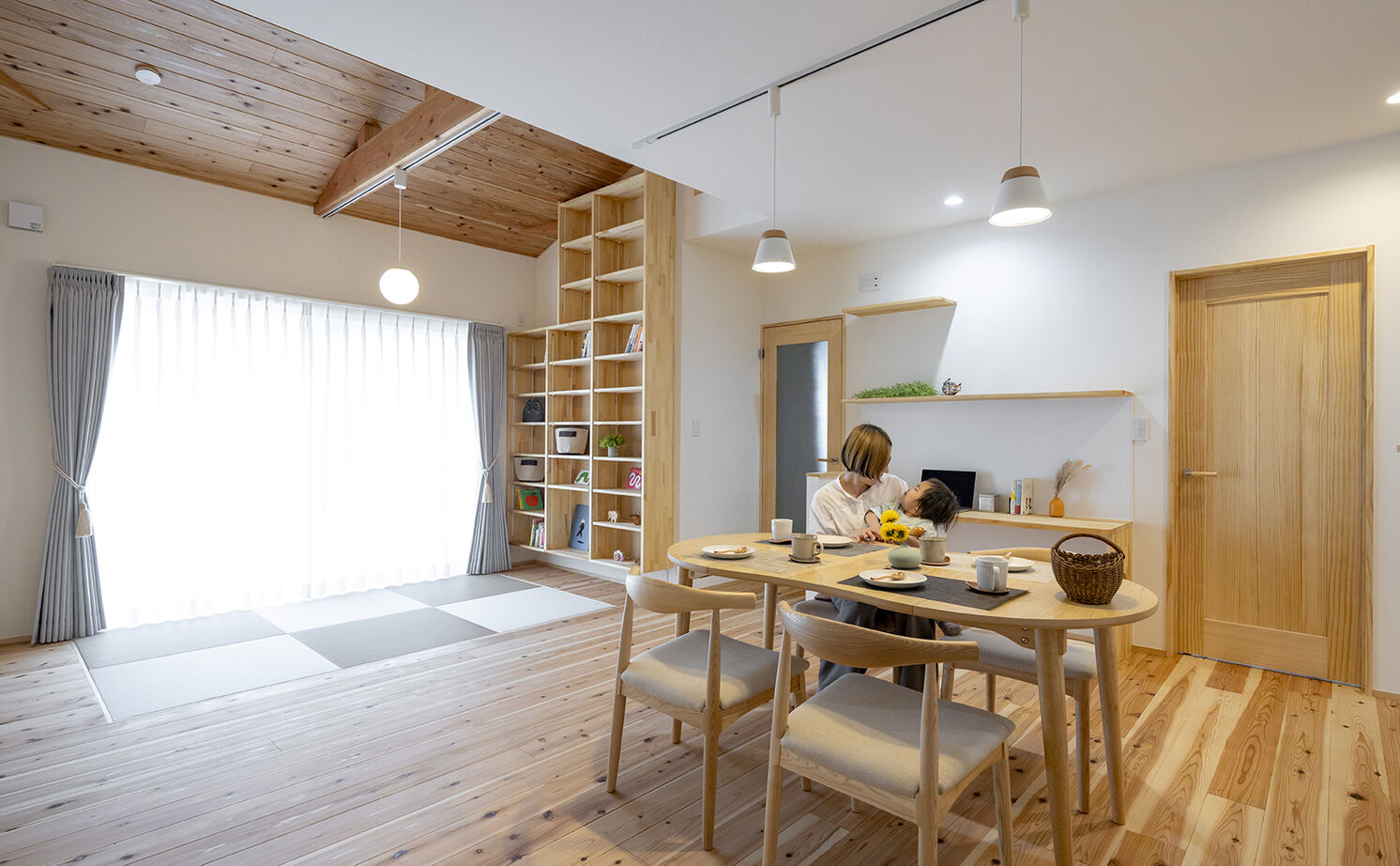 ヴィーヴル 【2000万円台×コンパクト×20坪台】リビングに家族が集う自然素材の平屋。杉板貼りの勾配天井に造作本棚もの建築実例画像3