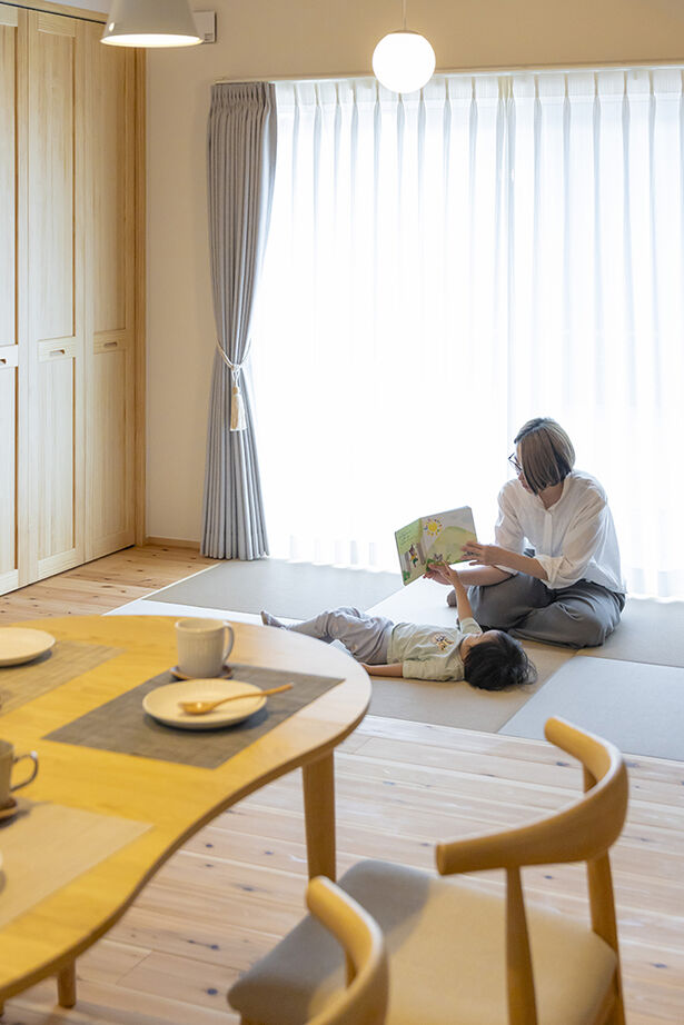 ヴィーヴル 【2000万円台×コンパクト×20坪台】リビングに家族が集う自然素材の平屋。杉板貼りの勾配天井に造作本棚もの建築実例画像4